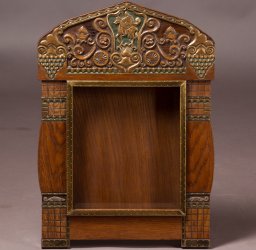 Киоты в русском стиле.