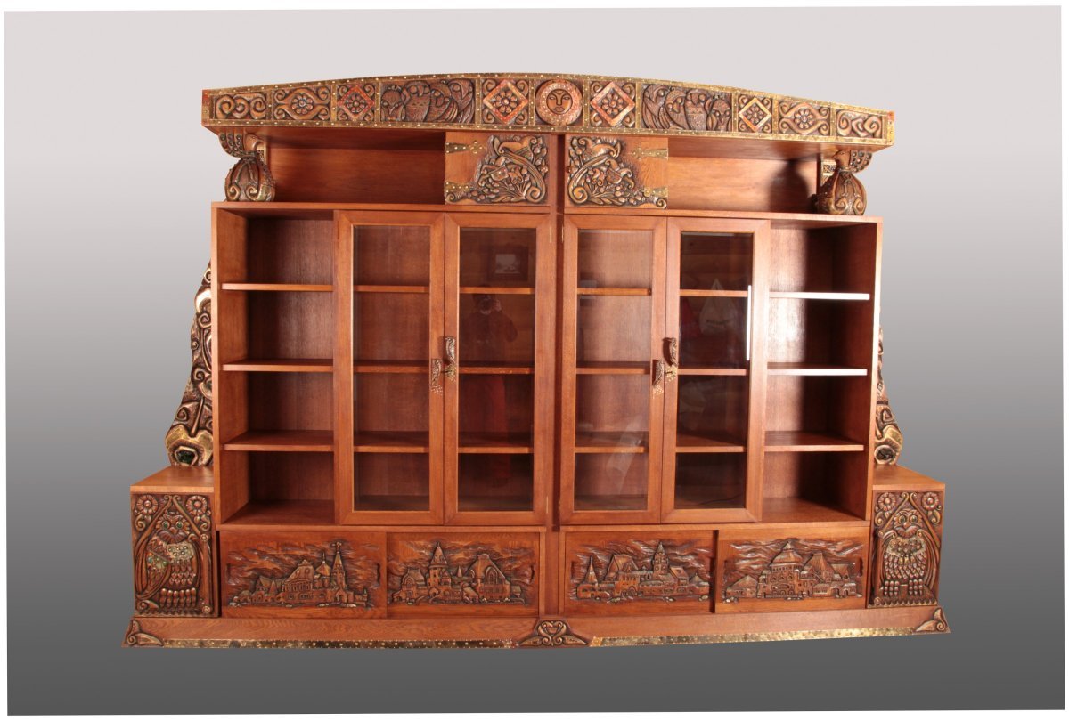 Реализованная мебель. Резной шкаф из дерева. Старинная русская мебель. Шкаф в русском стиле. Шкаф деревянный в русском стиле.