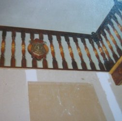 Герб на лестнице