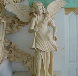 Статуя ангела с крыльями