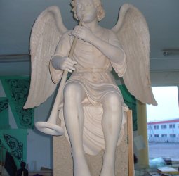Скульптура сидящего ангела