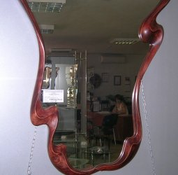 Зеркало с полочкой
