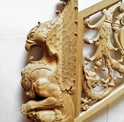 Декоративный резной столб лестницы Грифон