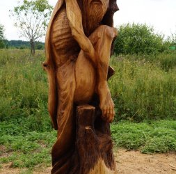 Деревянная садовая скульптура 