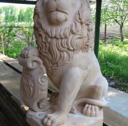 Фигура льва из ольхи