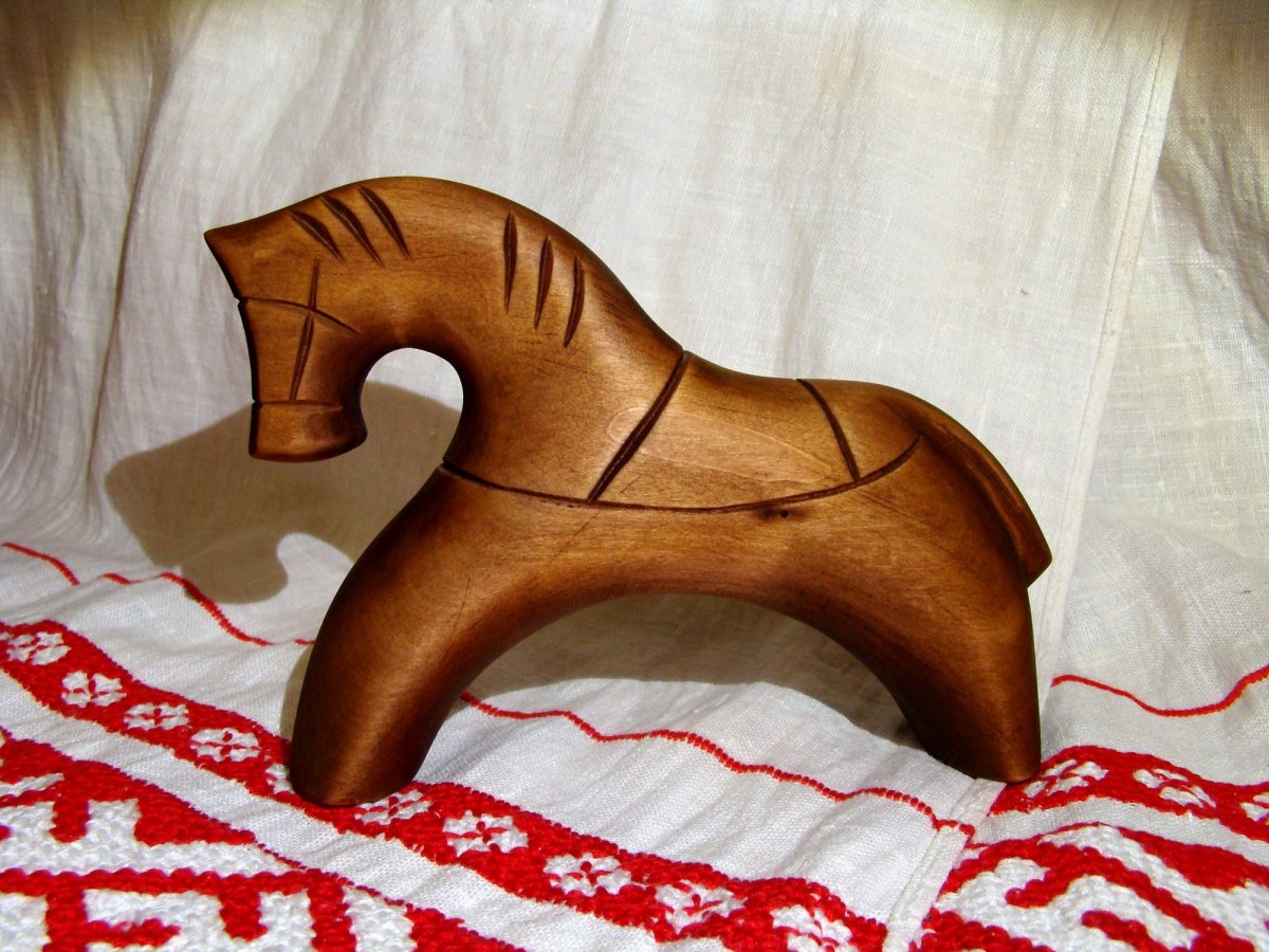 Лошадки-скакалки на палочке деревянные