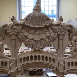 Резьба по дереву изголове кровати .