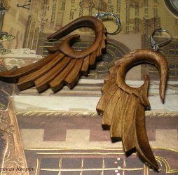 Резные серьги из дерева