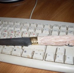 нож