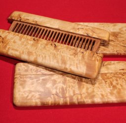Расческа в футляре из карельской березы