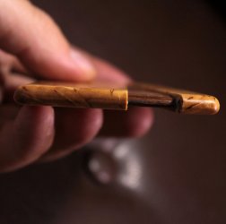 Экстремально тонкая расческа в футляре
