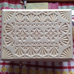 Резная деревянная шкатулка