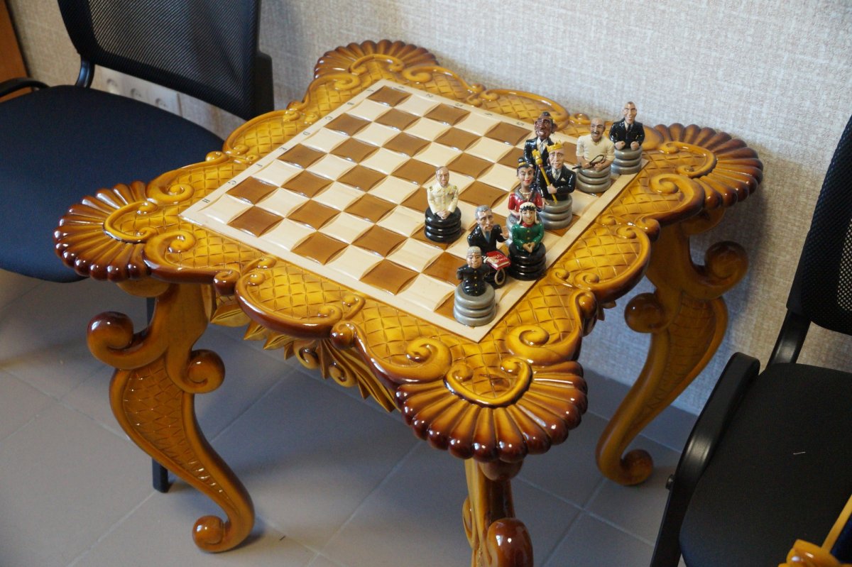 Резные шахматные столики из дерева и камня