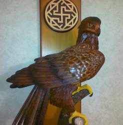 Скульптура орла с оберегом