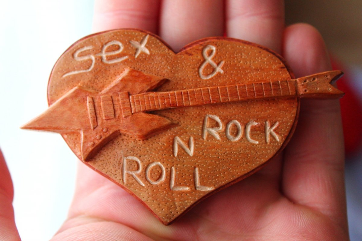 Love is - Sex & Rock n Roll. Яблоня 8 см 5 см Шкатулка в виде сердечка и  персонажей из популярной жвачки детства Love is...