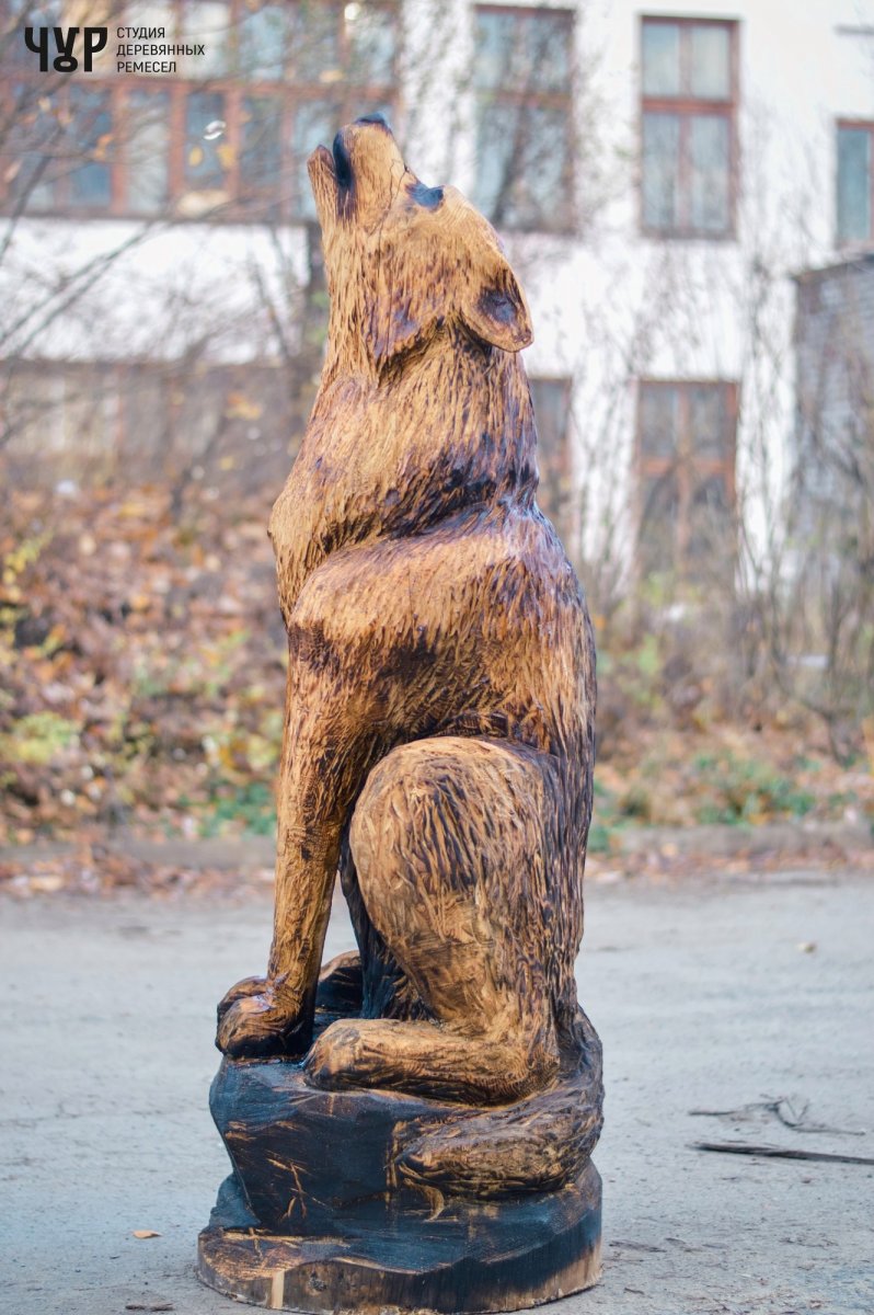 Скульптура из дерева волк