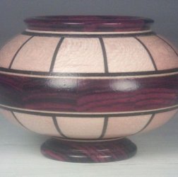 Миниатюрная ваза из клена