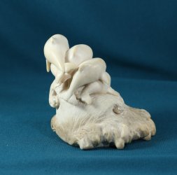 Дельфины. Скульптура
