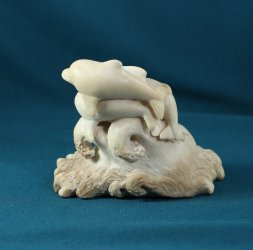 Дельфины. Скульптура