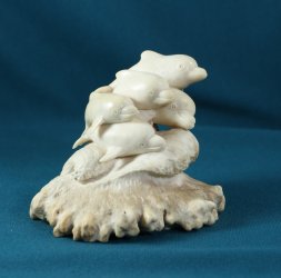 Дельфины. Скульптура