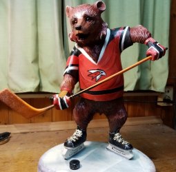 Медведь хоккеист