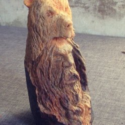Викинг в шкуре медведя