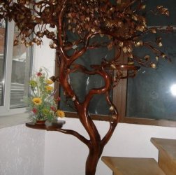 Декоративное дерево с полочками