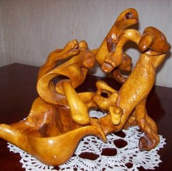 Скульптура 'Птицы-змеи'