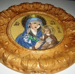 вышитая гладью икона в резной рамке