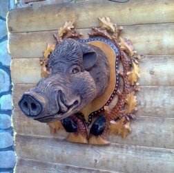 Скульптуры кабанов и свиней из дерева