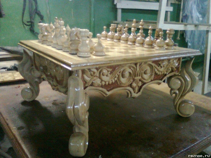Шахматный стол из ценных пород дерева 