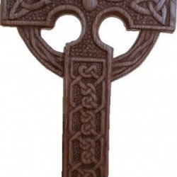 Резной кельтский крест на постаменте