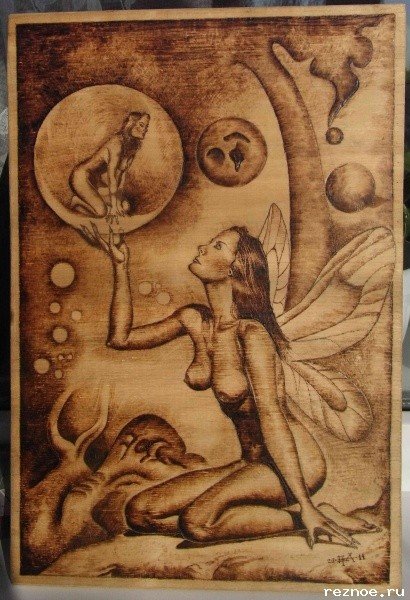 Картина из янтаря с обнаженной женской натурой 