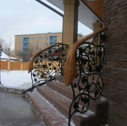 Поручень с резным окончанием.