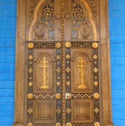 Двери в церковь
