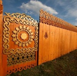 Калитка Усадьбы на Алтае и забор