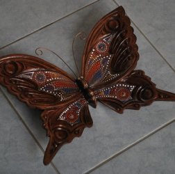 Бабочка из ольхи с точечной росписью