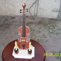 скрипка-подсвечник с тюльпанами