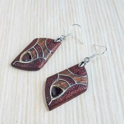 Серьги из дерева с гранатом