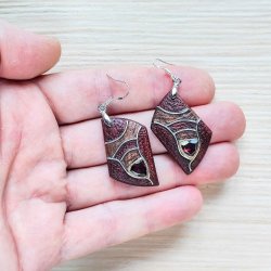 Серьги из дерева с гранатом