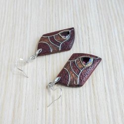 Серьги из дерева с гранатом