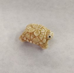 Черепаха с бабочкой