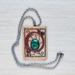 Деревянный кулон с малахитом
