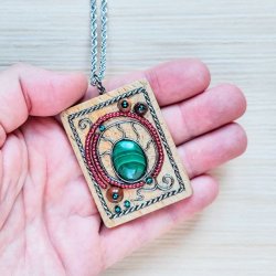 Деревянный кулон с малахитом