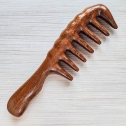 Расчёска из дерева с редкими зубьями