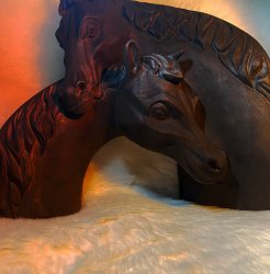 Резная статуэтка «Два коня»